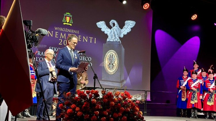 Massimiliano Menichetti, odpowiedzialny za Radio Watykańskie-Vatican News, zwr&oacute;cił uwagę na centralne miejsce języka polskiego w dokumentowaniu wiary i historii Kościoła