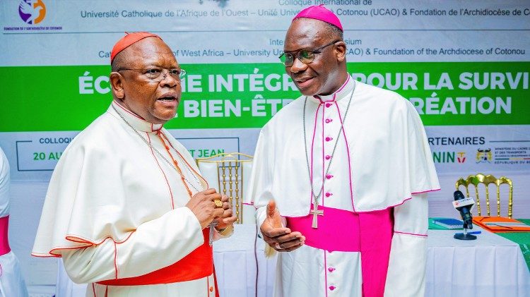 Mgr Houngb&eacute;dji et le cardinal Ambongo au colloque international sur l’&eacute;cologie int&eacute;grale &agrave; Cotonou