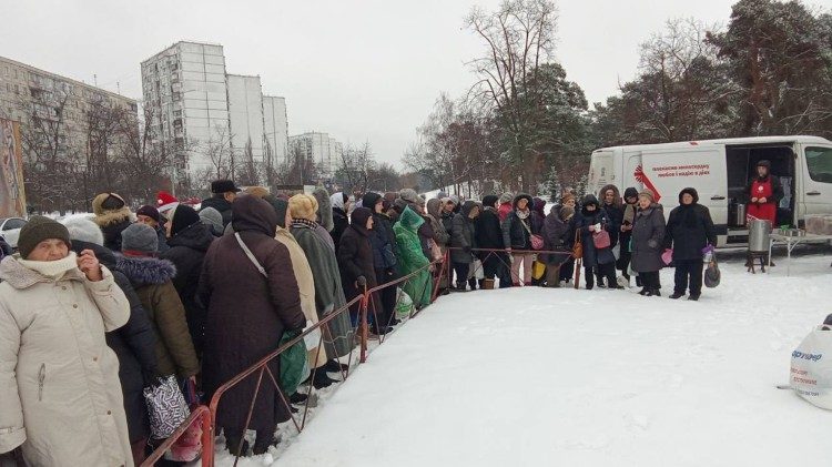 Ukrainians in line for humanitarian assistance (credits: Caritas Spes Ucraina)