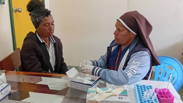Una hermana franciscana al servicio de los pacientes en la cl&iacute;nica