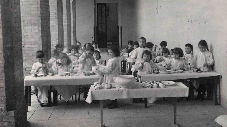 I bambini, nel chiostro di via Giusti, durante la mensa, che gestiscono con autonomia