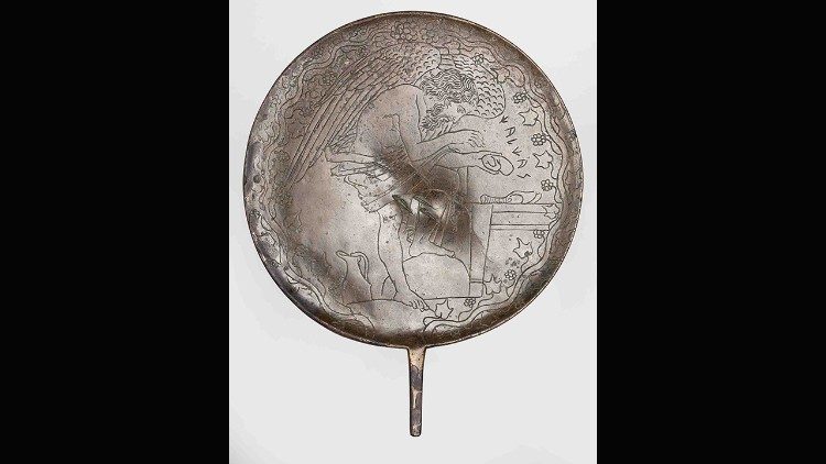 Specchio inciso in bronzo raffigurante un aruspice  etrusco in atto di esaminare il fegato di una pecora. - - Museo Gregoriano Etrusco - Musei Vaticani