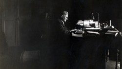 Ludwig Pollak nel suo studio a Palazzo Odescalchi in piazza Santi Apostoli, 1935–1943, stampa alla gelatina al bromuro d’argento, 89 x 138 mm. Roma, Museo di Roma – Sovrintendenza Capitolina ai beni culturali, Archivio Fotografico, inv. AF 6261