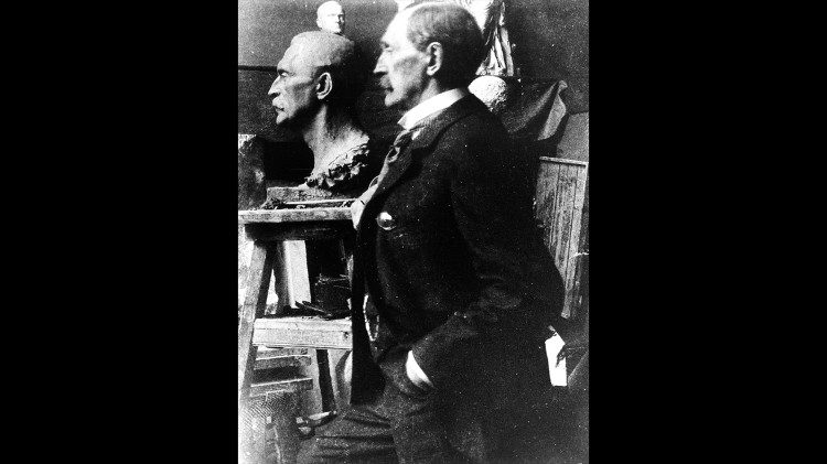 Wilhelm von Bode in posa davanti al suo ritratto in bronzo realizzato da Fritz Klimsch, 1923, stampa alla gelatina al bromuro d'argento. Berlino, Musei Statali di Berlino, Archivio Centrale, V/Slg. Personen, Bode, Wilhelm von