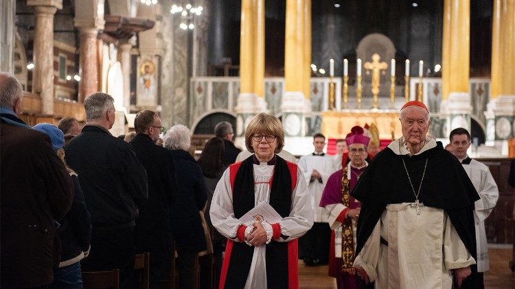 Hierarchowie Kościoła Katolickiego i Anglikańskiego podczas uroczystych nieszporów pontyfikalnych w katedrze westminsterskiej, wtorek 20 stycznia