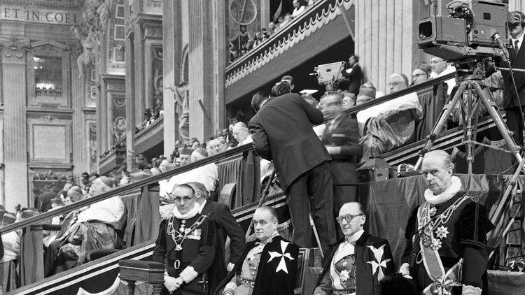  Trabajadores de los medios de comunicaci&oacute;n en la Bas&iacute;lica de San Pedro durante los trabajos del Concilio. (Foto de archivo)