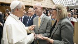 संत पापा लियो के संग  पत्रकार जोन आल्लेन, संत  पापा पौल षष्ठम के सभागार में