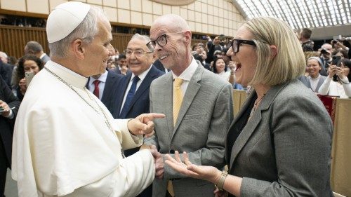 संत पापा लियो के संग  पत्रकार जोन आल्लेन, संत  पापा पौल षष्ठम के सभागार में