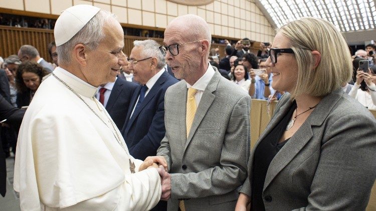 John Allen, me gruan e tij Elise Harris, përshëndet Papa Leonin XIV