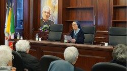 Ir Mari Lucia, superiora geral das Filhas de São Paulo falando durante o encontro: 100 anos em Roma