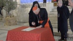 Il cardinale Matteo Zuppi, presidente della Cei, firma il documento