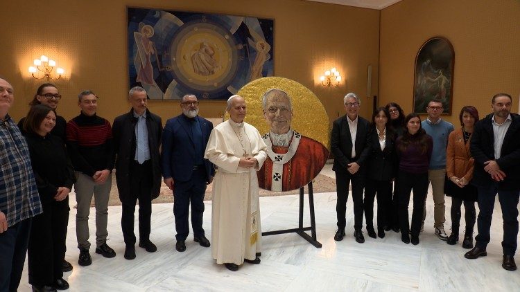 Il Papa con la "squadra" dello Studio del Mosaico Vaticano e con il pittore Rodolfo Papa
