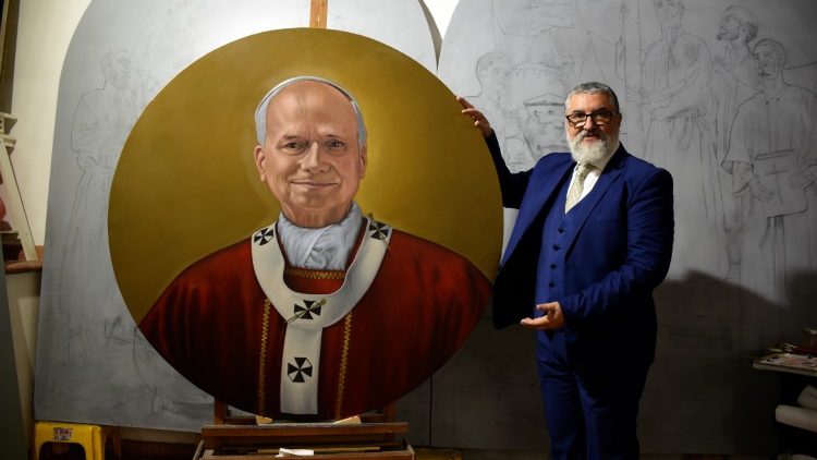 Il Maestro Rodolfo Papa con il dipinto del ritratto di Papa Leone XIV