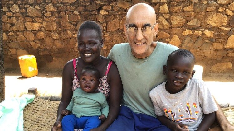 சூடான் மக்களுடன் மருத்துவர் Tomas Catena 