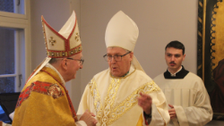 Kardinalstaatssekretär Pietro Parolin (links) und Bischof Czeslaw Kozon, Bischof von Kopenhagen und seit 2015 Vorsitzender der Nordischen Bischofskonferenz, bei Jubiläumsfeierlichkeiten zum Beginn der Mission des Heiligen Ansgar vor 1.200 Jahren in Kopenhagen - Foto: Marco Chwalek / Erzbistum Hamburg