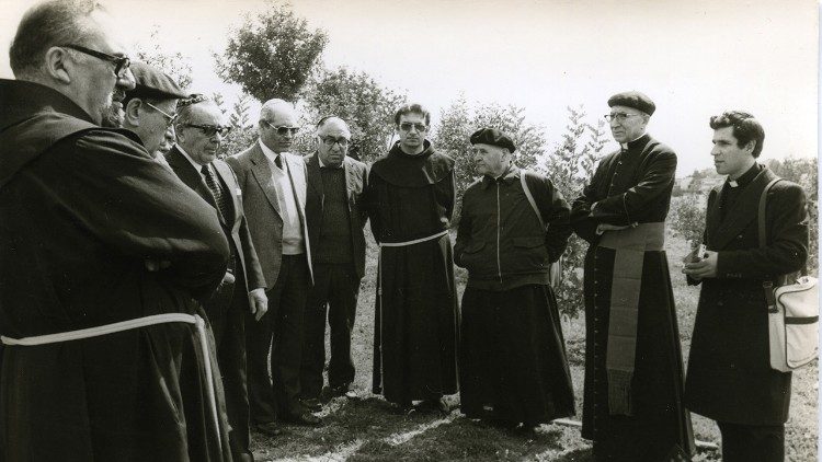  Yad Vashem 7 marzo 1982, cerimonia per la piantumazione dell'albero in memoria di don Gaetano Tantalo. Al centro Michael Tagliacozzo e Giuliano Orvieto