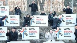 Giovani coreani con i pannelli-sculture con sopra impressi il logo della GMG di Seoul 2027 e delle quindici diocesi della Corea