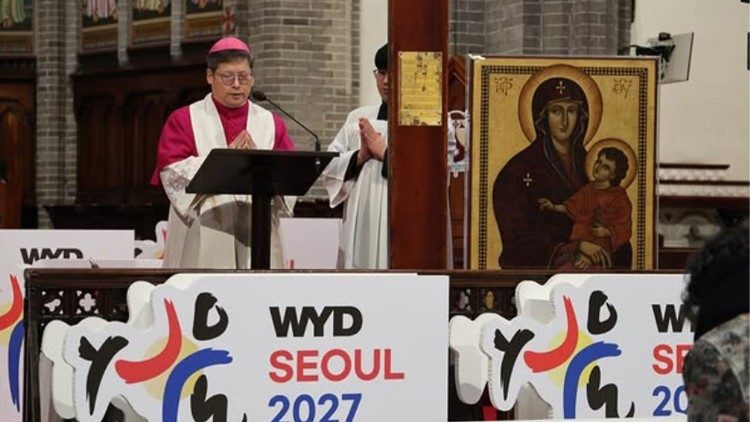 El arzobispo de Se&uacute;l, monse&ntilde;or Peter Soon-taick Chung, bendice los paneles de la JMJ 2027 y el icono de la Virgen Salus Populi Romani.