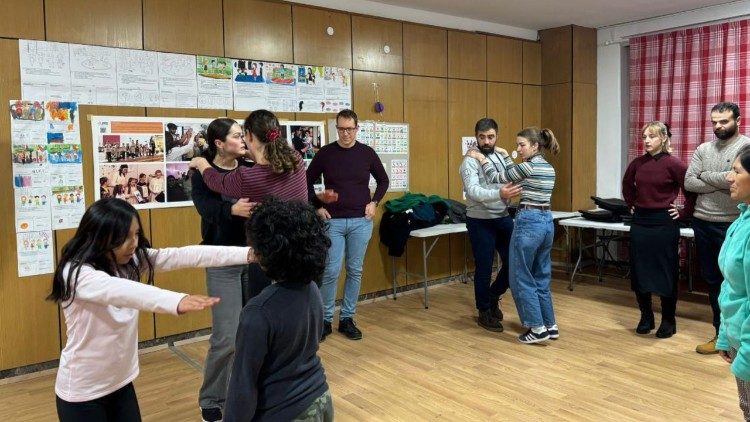 Sudionici projekta "Harmonija folklorne baštine" (foto: Isusovačka služba za izbjeglice - JRS) 