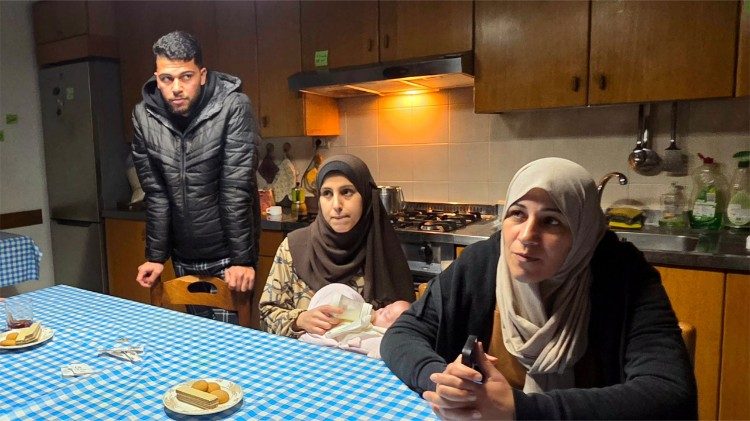 Alcuni componenti delle famiglie di Gaza accolti nei locali della Pieve.