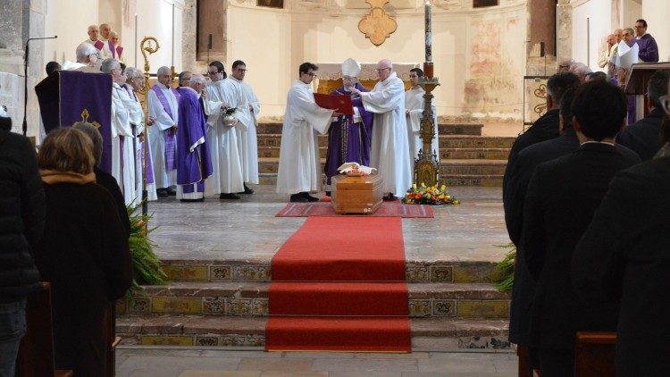 Un momento della cerimonia funebre di monsignor Crispino Valenzano a Cefalù