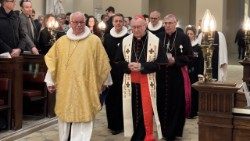 Den økumeniske vesper blev fejret i en fyldt domkirke. Fotos: Den katolske Kirke i Danmark, bispedømmet København