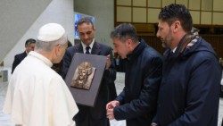 Al Papa consegnato in dono il volume d'arte "Excelsis"