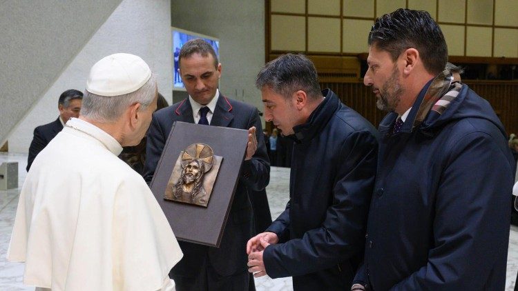 Al Papa consegnato in dono il volume d'arte "Excelsis"