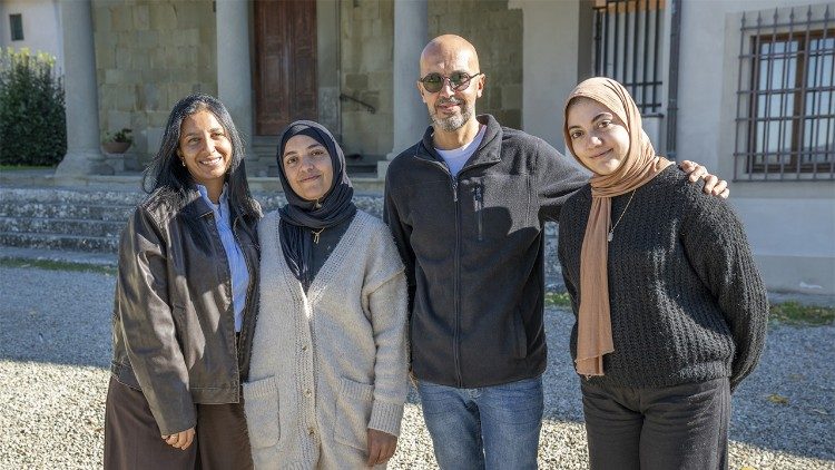 Una famiglia di Gaza con una operatrice della Fondazione (Foto di Jacopo Can&egrave;).