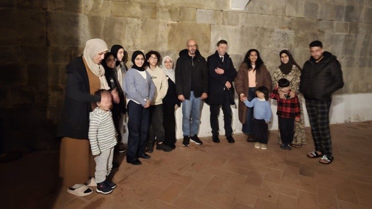 Le famiglie provenienti da Gaza nella pieve di Sant'Agata e il presidente della Fondazione Giovanni Paolo II Damiano Bettoni