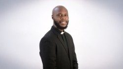 Père Uchechukwu Oguike, S.J., aumônier du collège Jesuit Memorial College à Port Harcourt (Nigeria). 