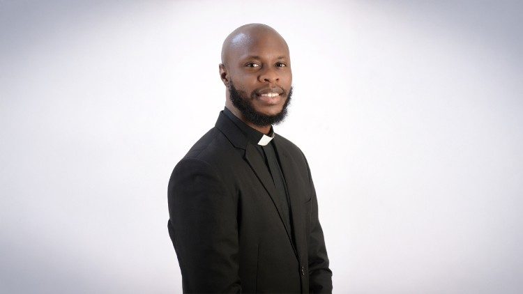Père Uchechukwu Oguike, S.J., aumônier du collège Jesuit Memorial College à Port Harcourt (Nigeria). 