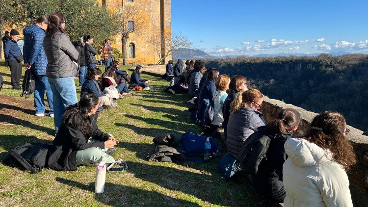 A peregrina&ccedil;&atilde;o das consagradas de Regnum Christi ao Santu&aacute;rio de Santa Maria em Rupes, em Castel Sant'Elia