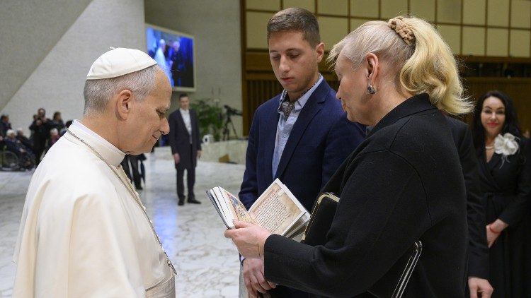 Nelia Kukovalska com Le&atilde;o XIV na Sala Paulo VI