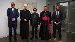 Biskup Vjekoslav Huzjak s visokim predstavnicima muslimanskih zajednica (Foto: Mihael Varenica)