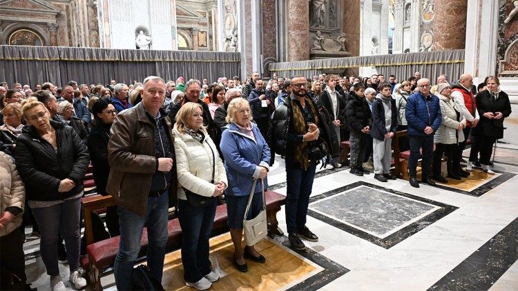 Uczestnicy Mszy św. przy grobie św. Jana Pawła II