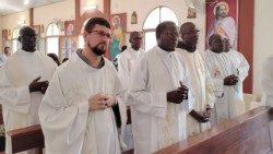 Priester in einer Kapelle