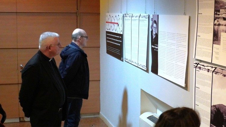Nadbiskup Uzinić razgleda izložbu "Koncentracijski logori fašističke Italije u Hrvatskom primorju 1941.-1943." (Foto: Riječka nadbiskupija)