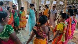 Sơ Anjana và một nhóm thiếu nữ theo học trường của các nữ tu