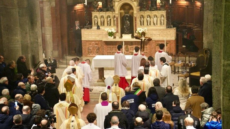 La Messa nella chiesa di San Babila a Milano (foto &copy; Cerchi / Chiesa di Milano)
