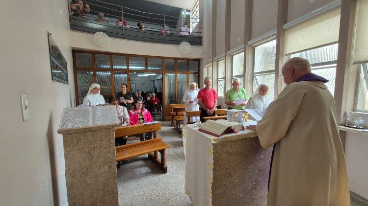 Padre Belmiro celebrando missa na capela do lar de idosos
