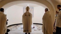 Msza św. przy grobie Benedykta XVI, sprawowana pod przewodnictwem kard. Marca Ouelleta