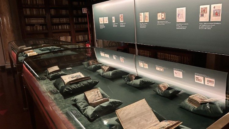 Una delle teche con i volumi esposti