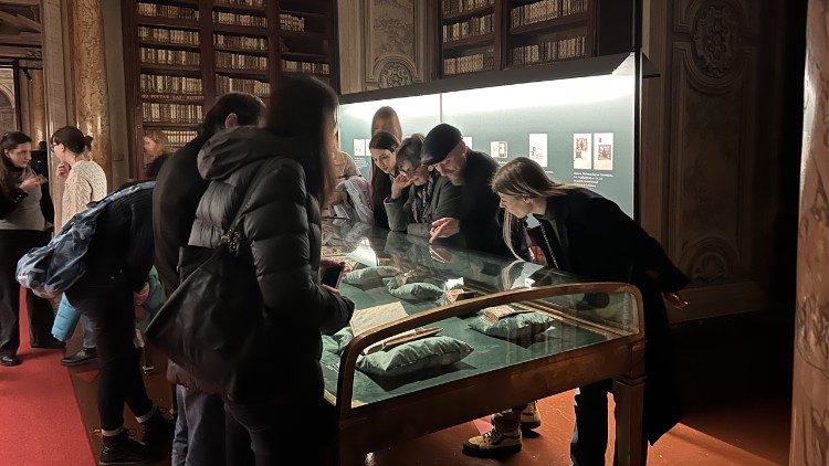 Gli studiosi del corso di specializzazione di Padova osservano i manoscritti