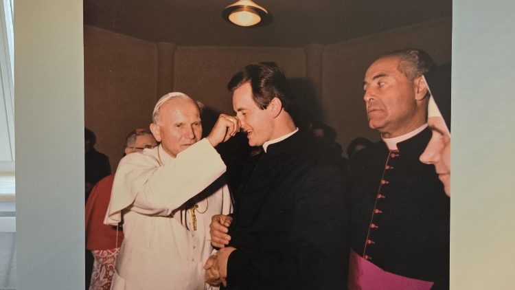 Na wystawie pokazywane są unikalne fotografie Jana Pawła II z prywatnych zbior&oacute;w (ks. Tomasz Podlewski / Watykańska Fundacja Jana Pawła II)