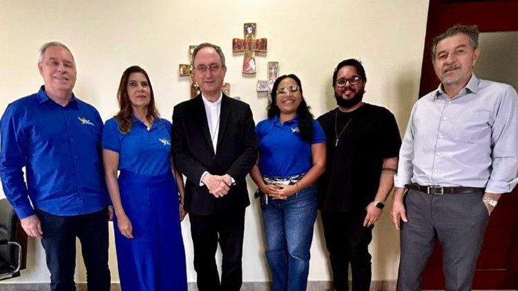 Cardeal Rocha com os participantes do Retiro.
