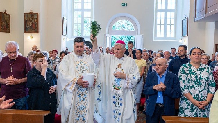 Blagoslovljena obnovljena crkva na sisačkom Viktorovcu (Foto: Stjepan Vego)