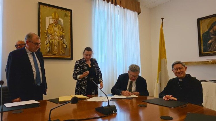 Paolo Ruffini, Prefek Dikasteri untuk Komunikasi, dan Kardinal Luis Antonio Gokim Tagle, Pro-Prefek Dikasteri untuk Penginjilan, menandatangani perjanjian tersebut