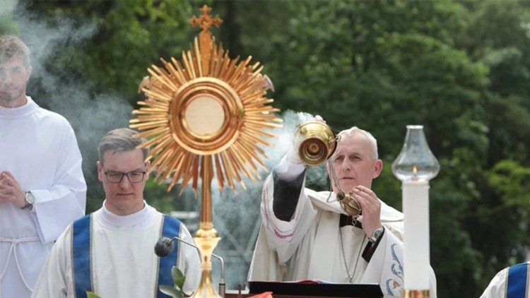 Bp Grzegorz Suchodolski podczas uroczystości w Piekarach Śląskich