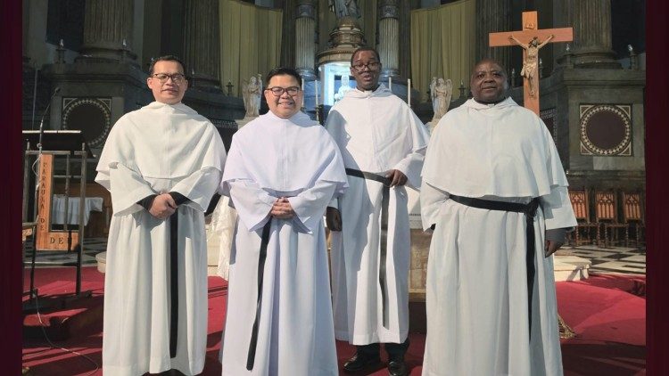 El padre Dennis Pineda, segundo de izquierda a derecha, con sus hermanos agustinos de Barcelona.